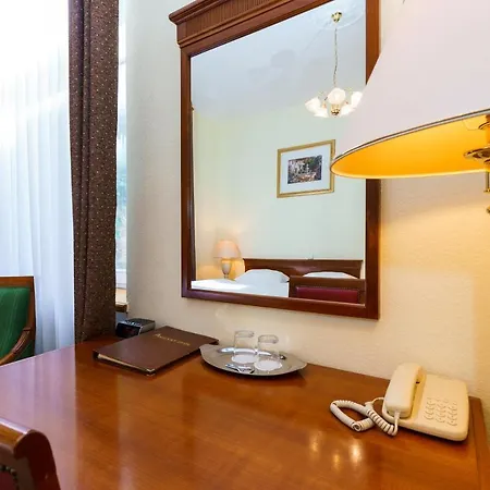 Anglicky Dvur Карловы Вары