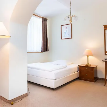 Anglicky Dvur 4* Karlovy Vary
