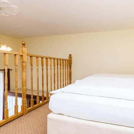 Anglicky Dvur 4* Карловы Вары