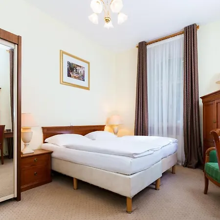 Anglicky Dvur Карловы Вары