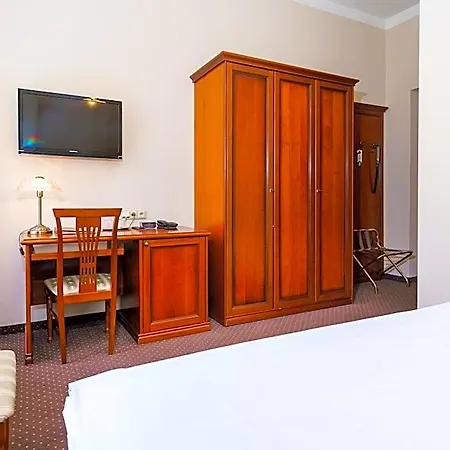 Anglicky Dvur Otel