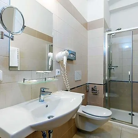 Anglicky Dvur Otel Karlovy Vary