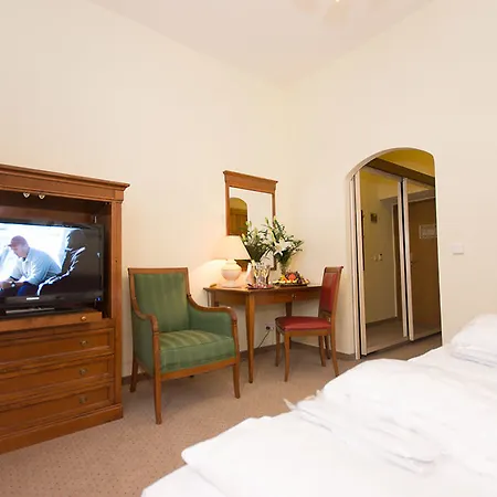 Anglicky Dvur Hotel Karlowe Wary